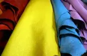 Крупный план красных кож на оптовом складе METAFORA