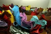 Проход между стеллажами с кожей на оптовом складе METAFORA